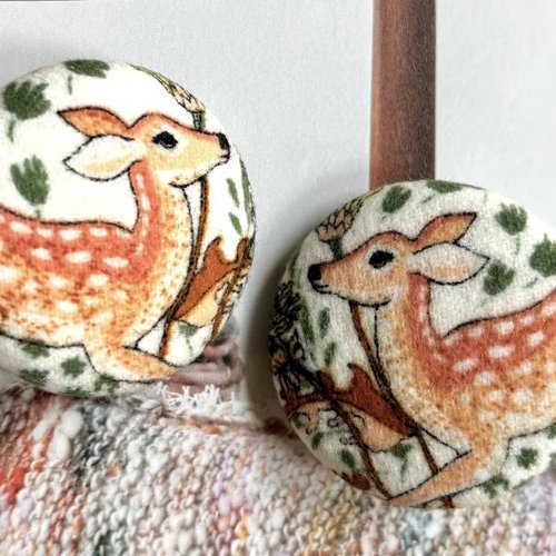 2 gros boutons recouvert en tissu renne cerf oriental 3.8 cm