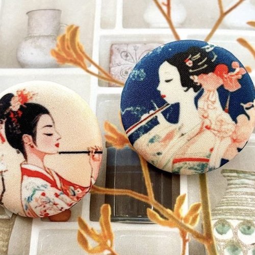 2 gros boutons recouvert en tissu femme orientale japonais 3.8 cm