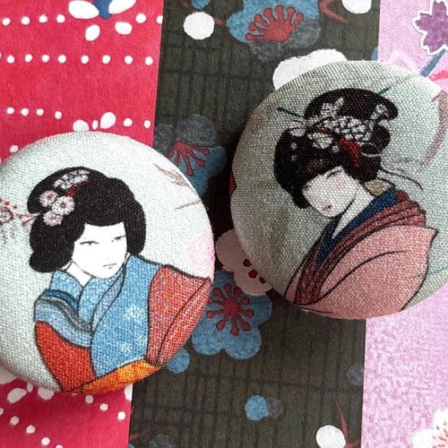 2 gros boutons recouvert en tissu femme geisha orientale japonais 3.2 cm
