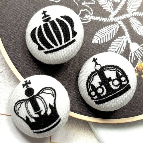 3 gros boutons recouvert en tissu couronne royale blanc cassé noir 2.8 cm