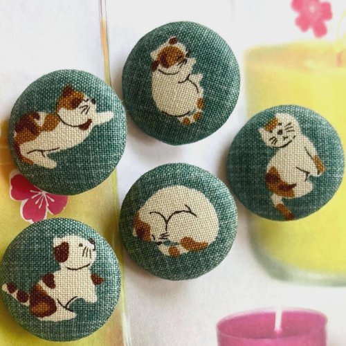 5 boutons recouvert en tissu kawaii chat japonais vert marron 2.5 cm