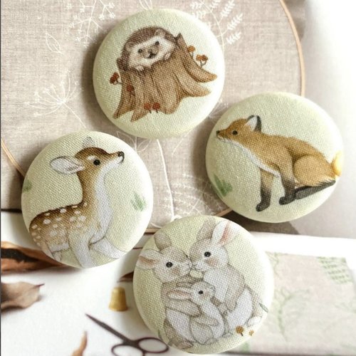 4 gros boutons recouvert en tissu lapin renard hérisson vert clair 3.8 cm