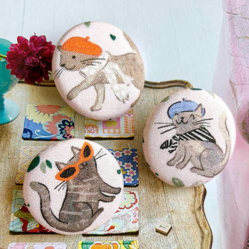 2 gros boutons recouvert en tisu chat a paris ville rose 3.8 cm
