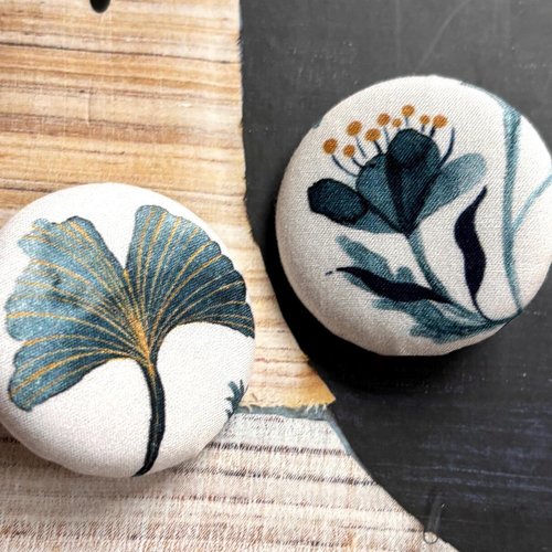 2 gros boutons recouvert en tissu fleur gingko 3.8 cm