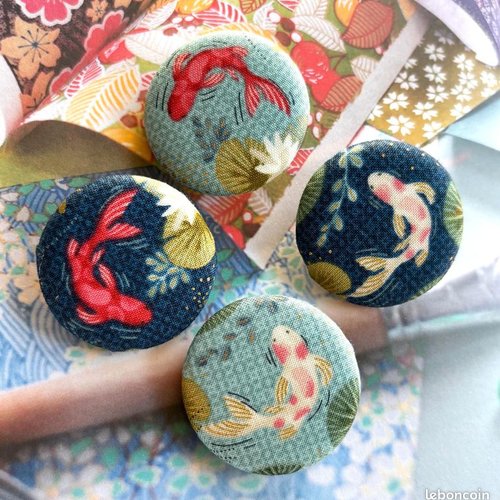4 gros boutons recouvert en tissu poisson koi japonais bleu 3.8 cm