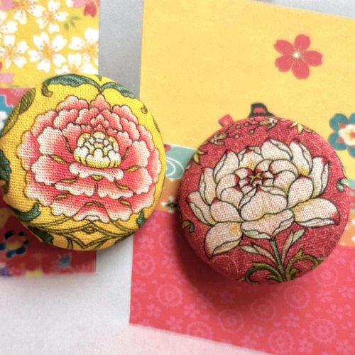 2 gros boutons recouvert en tissu fleur orientale japonais 3.8 cm