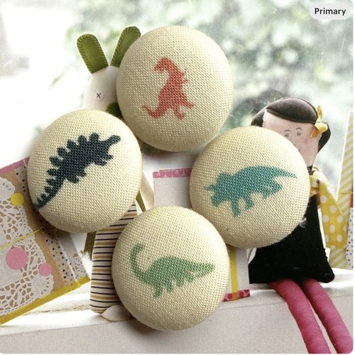 4 boutons recouvert en tissu dinosaures crème 2.5 cm