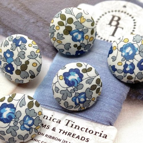 5 boutons recouvert en tissu liberty of london fleur bleu blanc 2 cm