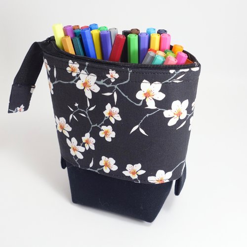 Trousse à crayons verticale, fleurs de cerisier sur fond noir, pot à crayons transformable
