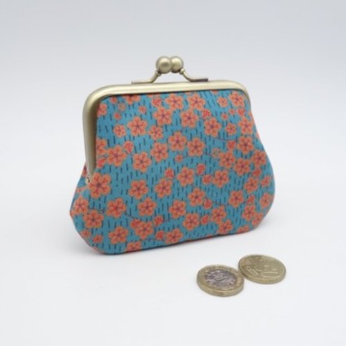 Petit porte-monnaie à fermoir retro, tissu japonais sakura, fleurs orange sur fond bleu turquoise, porte-monnaie à 2 sections