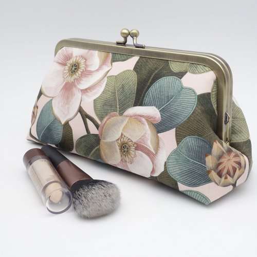 Grande trousse à fermoir retro en tissu liberty, branches de magnolia en fleur, pochette pour fournitures créatives ou maquillage