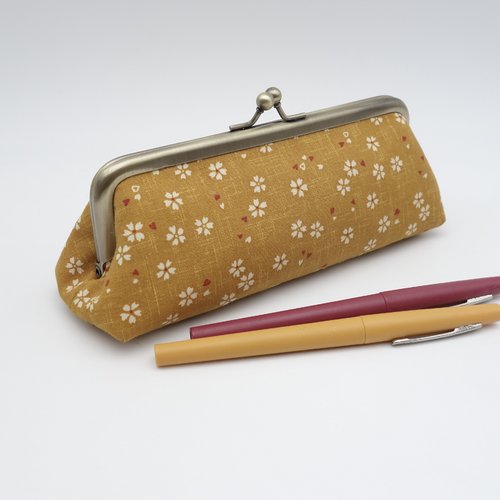 Trousse à crayons originale et pratique, ouverture par grand fermoir en métal, tissu japonais sakura jaune moutarde