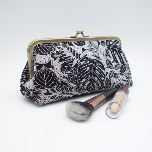 Grande trousse à fermoir en métal, feuillages noirs et gris clair, doublure en coton rouge,  pochette de rangement, fourre-tout