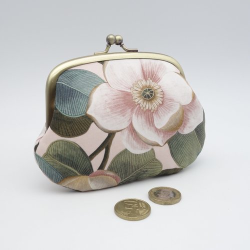 Porte-monnaie à 2 fermoirs en tissu liberty tana lawn rosea nude - 3 compartiments et 1 poche pour cartes- fleurs de magnolia rose poudré