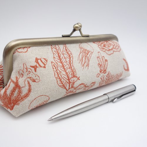 Trousse retro à grand fermoir en lin, paysage sous-marin, poissons, algues et méduses, orange sur fond beige, pochette multifonction