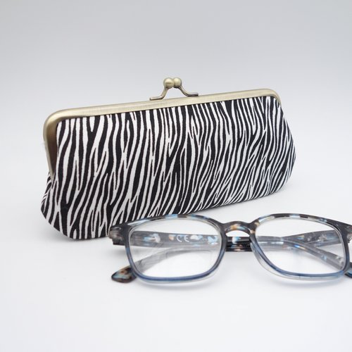 Étui à lunettes ou trousse à crayons, rayures de zèbre, grand fermoir en métal, doublure rouge, pochette douce et matela