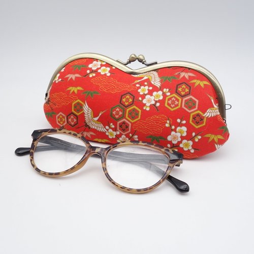 Étui à lunettes matelassé avec grand fermoir en métal retro, tissu japonais rouge vif, grues et fleurs de cerisier