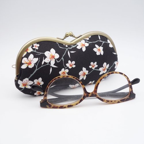 Pochette pour lunettes en tissu japonais matelassé, fleurs de cerisier sur fond noir, étui à grand fermoir en métal