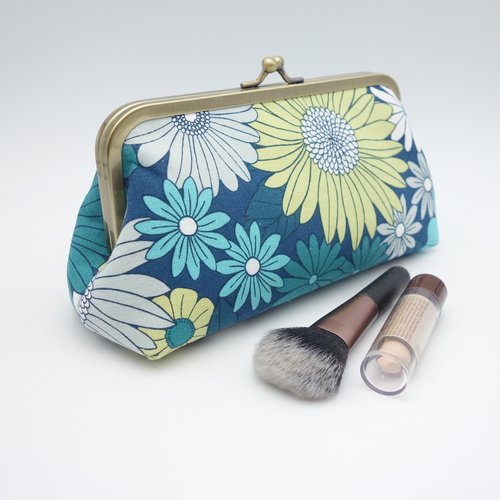 Trousse à fermoir retro, tissu inspiré des seventies, grandes fleurs bleu turquoise et vert anis, pochette de rangement multi-fonction