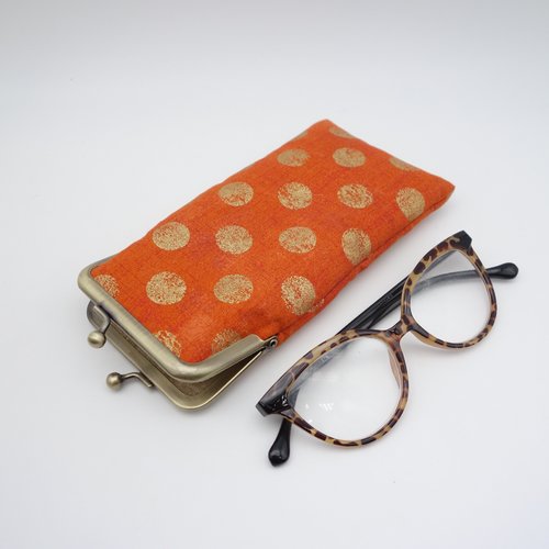 Étui à lunettes avec fermoir, tgros pouis dorés sur fond orange, pochette matelassée, petite trousse à crayons, doublure en tissu doré
