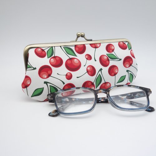 Trousse à lunettes ou à crayons, étui matelassé souple, cerises sur fond blanc, ouverture par grand fermoir en métal