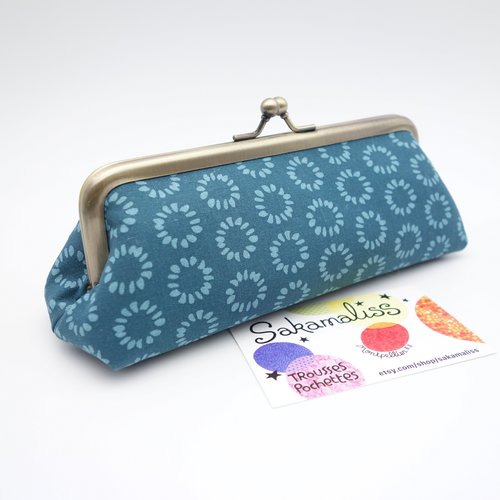 Trousse originale à fermoir en métal retro, tissu bleu canard, plumier, pochette pour maquillage ou affaires de couture