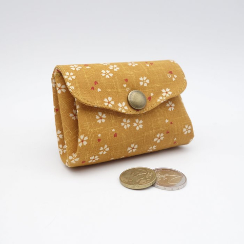 Porte-monnaie jaune moutarde en tissu japonais sakura imprimé de petites fleurs, 3 poches et 2 rabats fermés par bouton pression