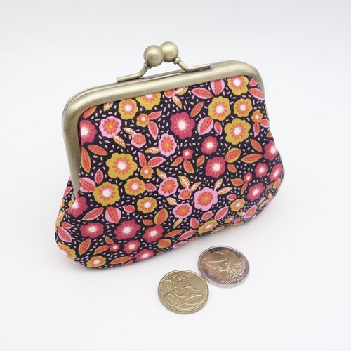 Porte-monnaie à fermoir retro, motif fleuri rose et orange sur fond noir, deux sections contrastées pour cartes et espèce