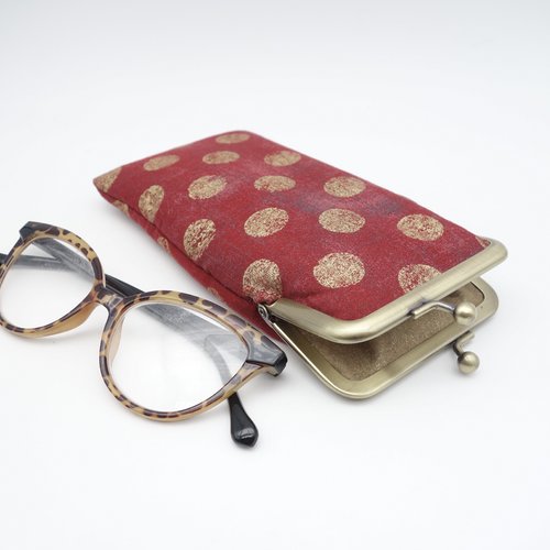 Étui à lunettes avec fermoir, gros pois dorés sur fond rouge, pochette matelassée, petite trousse à crayons, doublure en tissu doré