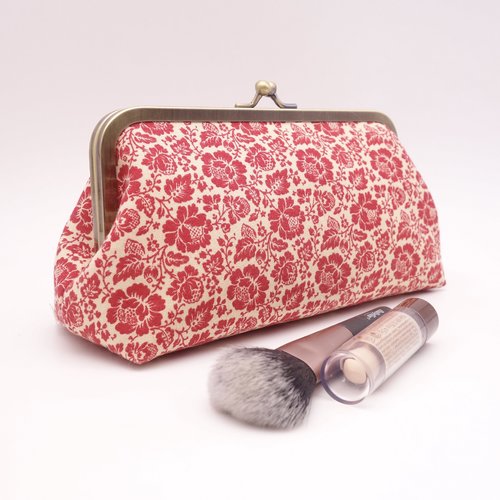 Grande trousse à fermoir en metal couleur bronze brossé, motif fleuri rouge et beige, pochette de rangement pratique et élégante