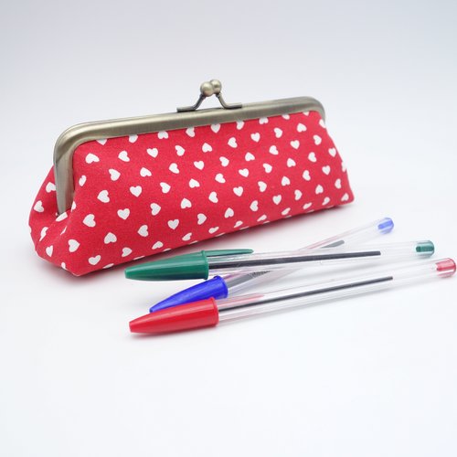 Trousse à crayons originale, petits coeurs blancs sur  fond rouge, pochette à fermoir en métal retro, petite trousse pour maquillage