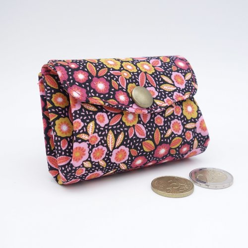 Porte-monnaie compact en accordéon, motif foral aux tons chauds sur fond noir, 3 compartiments fermés par bouton pression