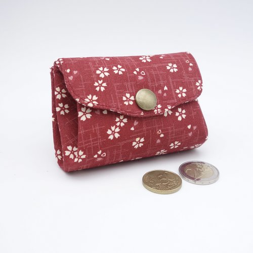 Porte-monnaie rouge en tissu japonais sakura imprimé de petites fleurs, 3 poches et 2 rabats fermés par bouton pression