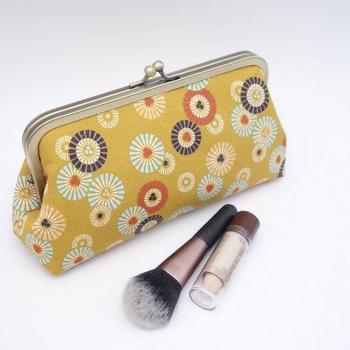 Trousse à fermoir métallique rétro, imprimé japonais, soleils stylisés sur fond jaune moutarde, pochette pour produits de maquillage