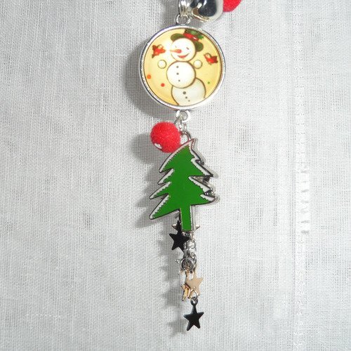 Porte-clés / bijou de sac cabochon " bonhomme de neige " avec grelot, pompons , petit sapin vert , botte de noël et étoiles argentées