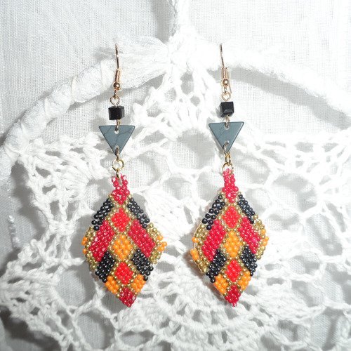 Boucles d'oreilles  "jolis losanges en petites perles rouges, orange, noir métallisé et or "