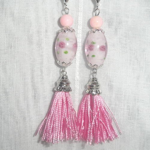 Boucles d'oreilles argentées perles en verre de bohême et pompon rose 