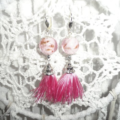 Boucles d'oreilles argentées " rosalynn " perles lampwork en verre rose veiné doré et pompons roses 