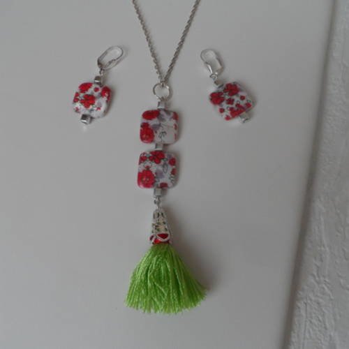 Parure perles plates carrées en coquillage motif fleurs rouges avec pompon vert 