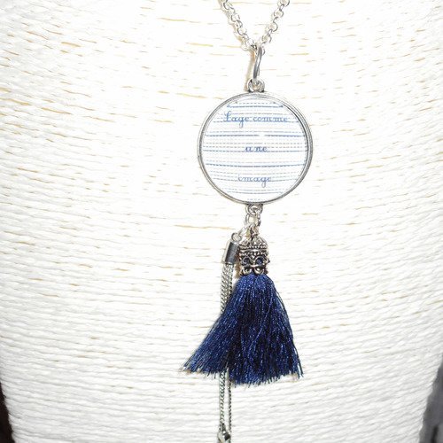 Collier cabochon en verre " sage comme une image " avec pendants argentés et pompon bleu marine
