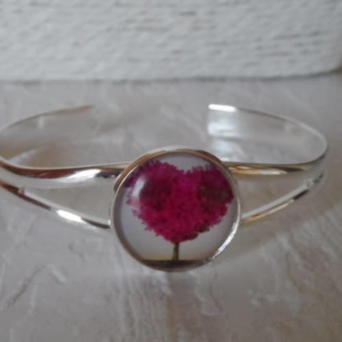 Bracelet rigide en métal argenté avec cabochon arbre rose en coeur 