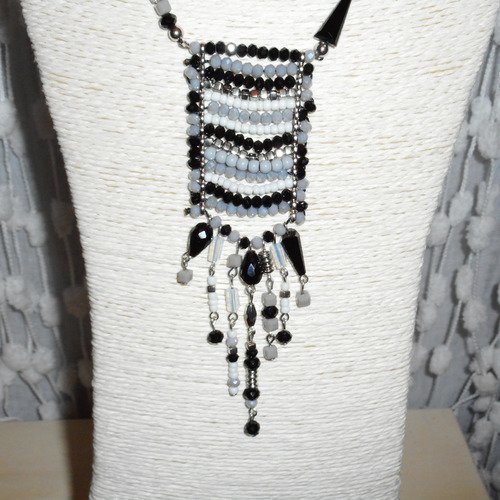 Collier / sautoir ethnique " lola " rectangle perles de verre, noir, blanc, gris, argenté. 