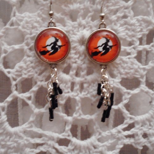 Boucles d'oreilles argentées cabochon en verre " petites sorcières d'halloween orange " avec pendants noirs et argentés