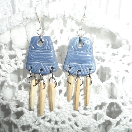 Boucles d'oreilles ethniques " babacar " breloques céramique bleue avec pendants bois de coco 