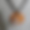 Collier cercle de nacre orange avec plumes et salamandre 