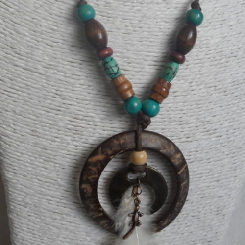 Collier ethnique cercle bois de coco avec perles, plumes et salamandre 