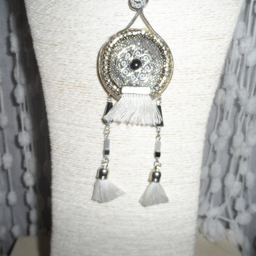 Collier/ sautoir " minta "style indien métal argenté , perles de verre tons noirs et blancs et pompons blancs