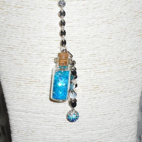 Collier fiole en verre avec paillettes turquoises , boule strass turquoise et pendants 