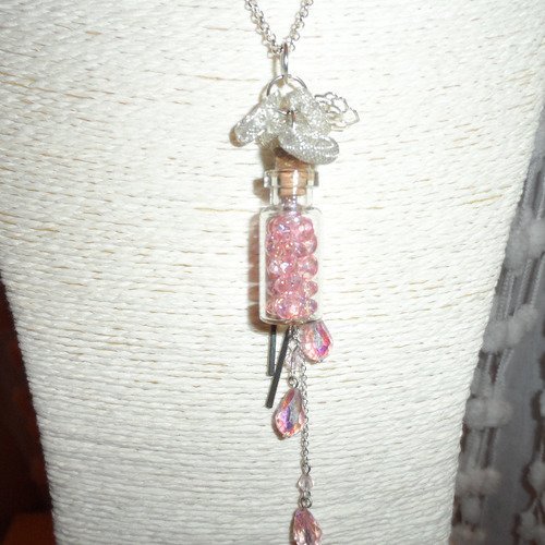 Collier fiole  " rosée du matin " avec petites perles en verre rose irisé et pendants argentés