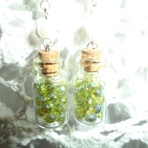 Boucles d'oreilles " green " fiole avec petites perles en verre "vert irisé" 